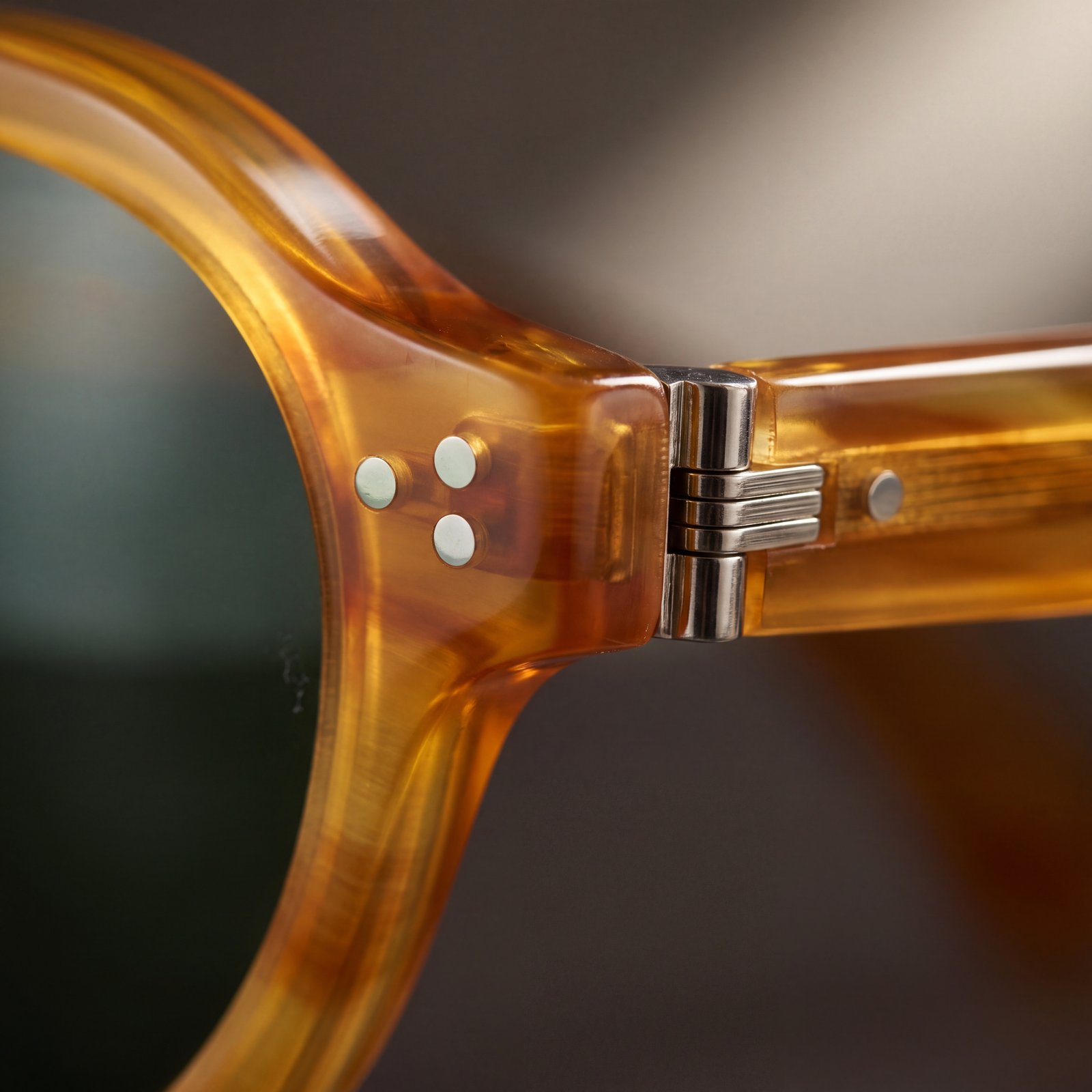 TBD Eyewear — macro cerniera